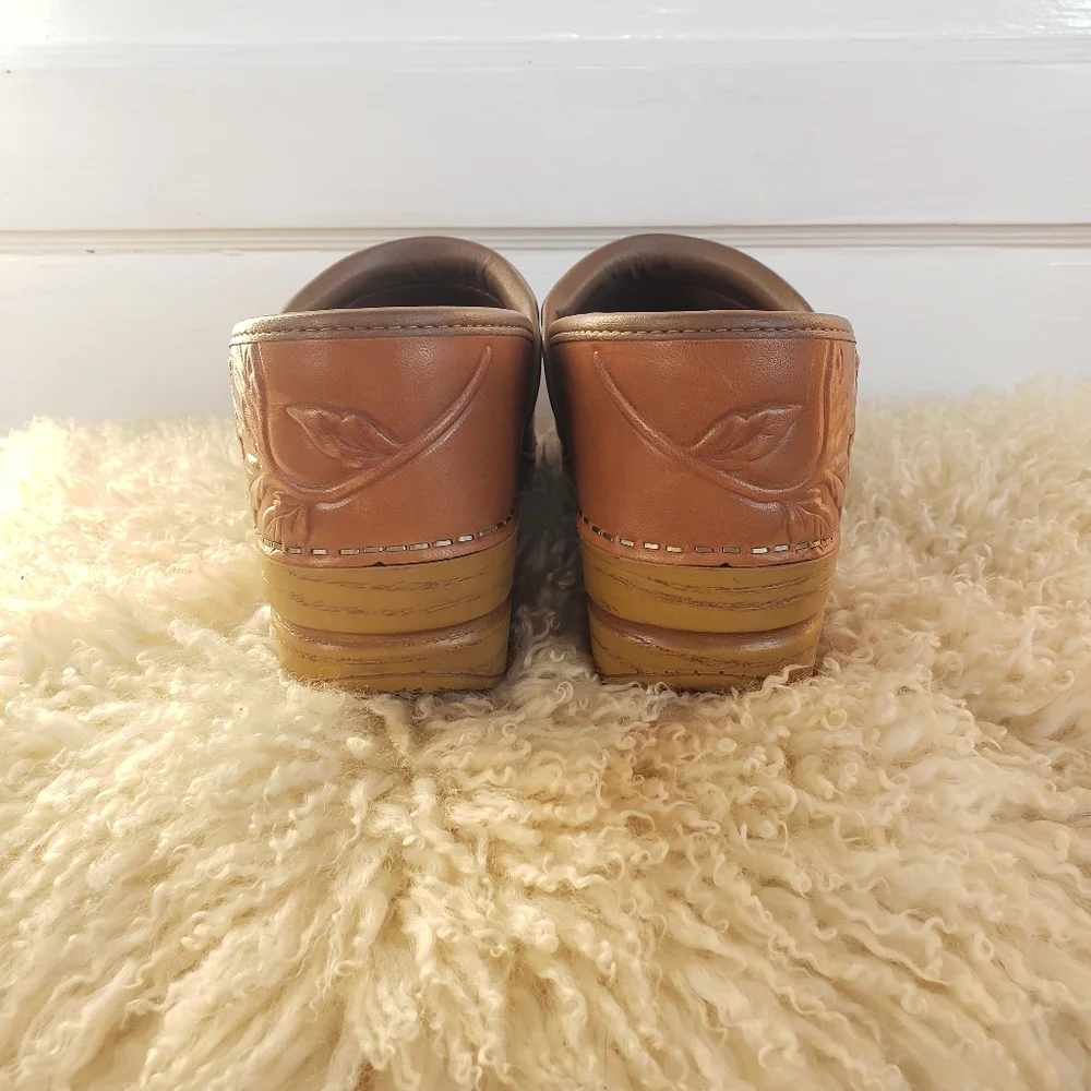 🌟SEE NEW LISTING🌟HP!🌾Limited Edition☆Dansko Honey Clogs☆Floral Embossed☆EU39- - Picture 7 of 16